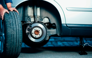 Датчик тиску у шинах (TPMS): як працює та коли потребує заміни?